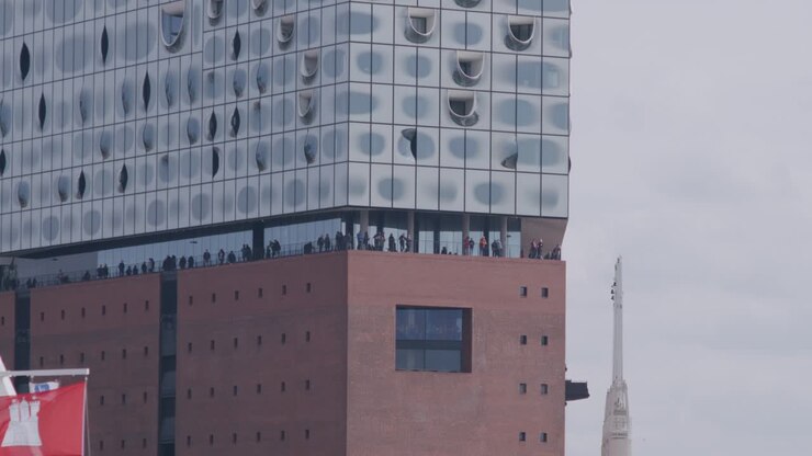 I visitatori dell'Elbphilharmonie si godono la vista dalla terrazza, skyline di Amburgo, giornata nuvolosa