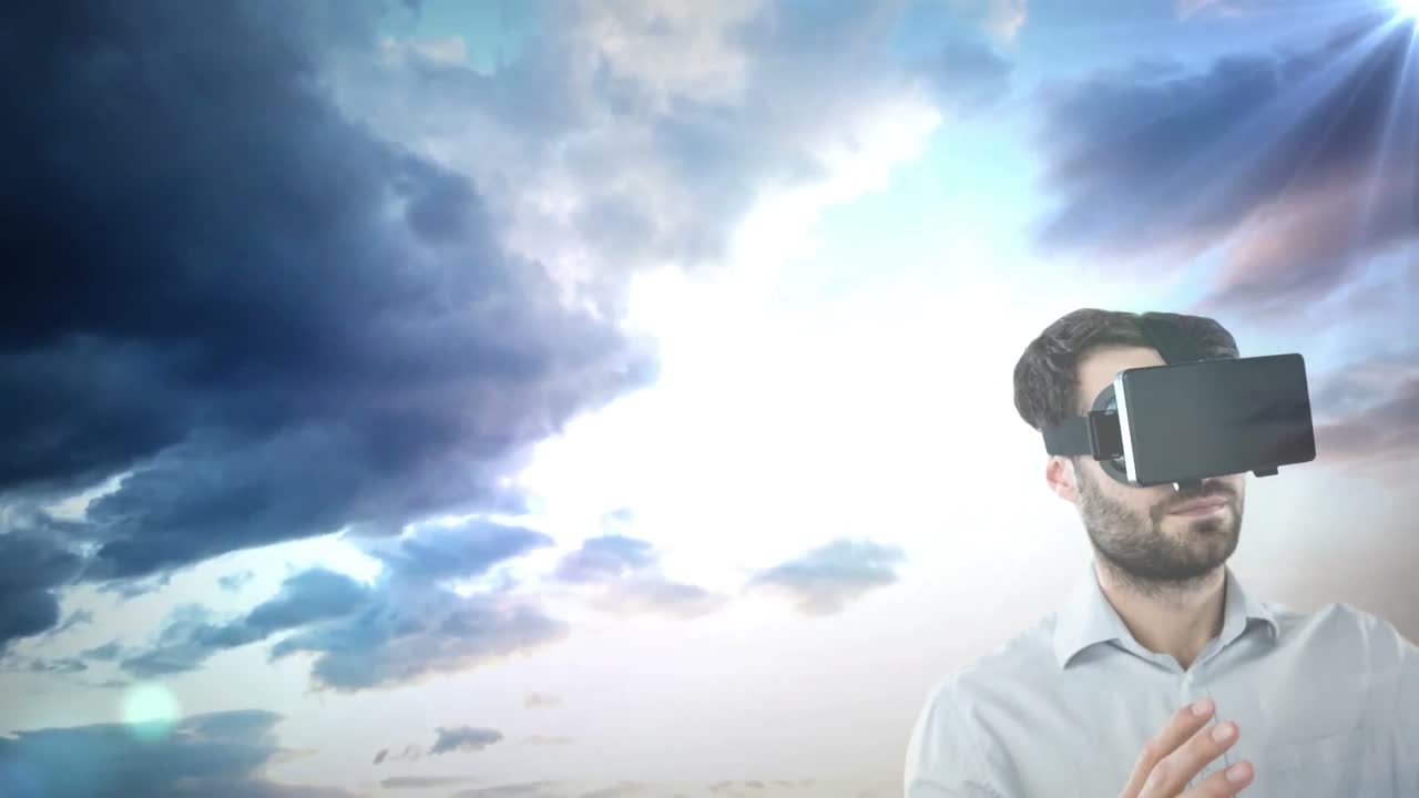 hombre caucásico usando auriculares vr contra el punto de luz y las nubes en el cielo
