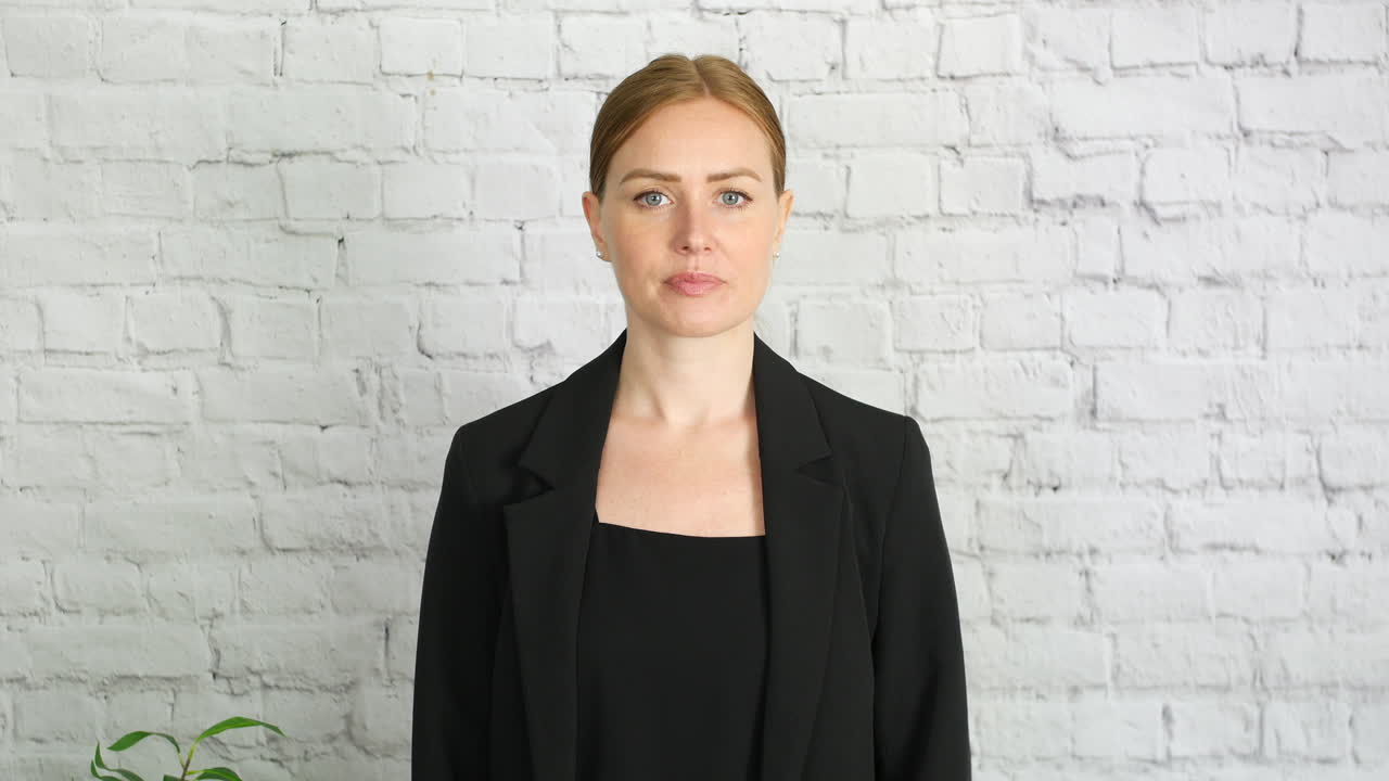 그녀의 말하는 손으로 지루한 blah blah 제스처를 만드는 비즈니스 여성