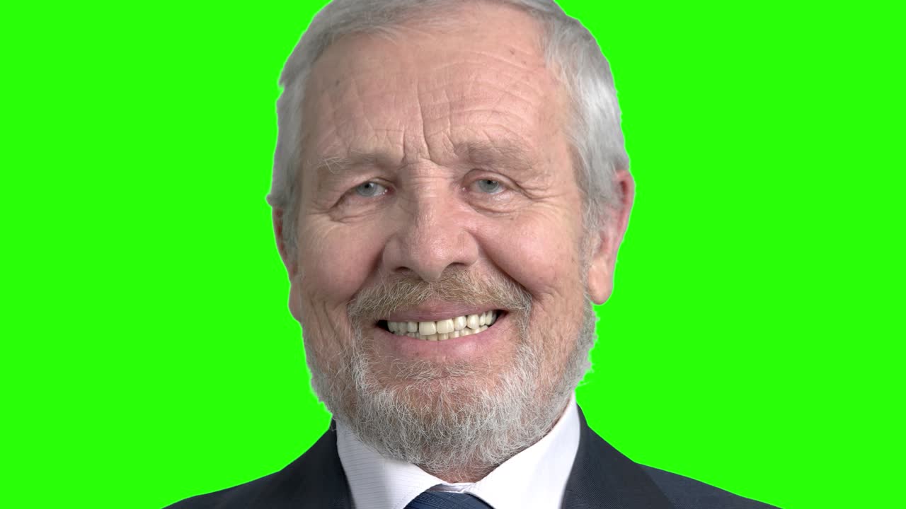 cerca de la cara sonriente del hombre mayor.