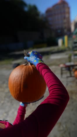 mujer preparando una calabaza para tallar