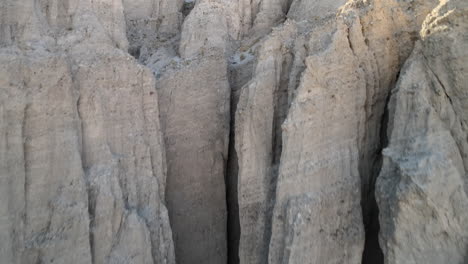 un dron vuela hacia las singulares formaciones rocosas del desierto del cañón afton en el desierto de mojave de california