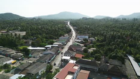 Luftaufnahme-Des-Verkehrs-Auf-Der-Hauptstraße-In-Der-Tropischen-Stadt-Koh-Samui,-Thailand