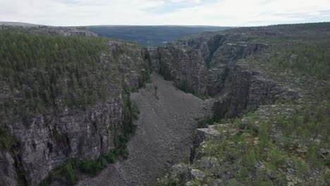 una toma de drone de un campo de escoria en el cañón de jutulhogget de noruega