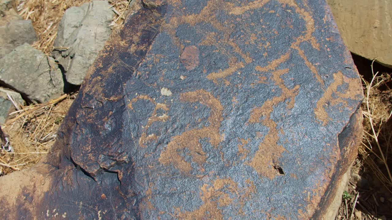 tallas antiguas neolíticas en piedra negra