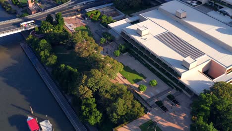 Queensland-Art-Gallery-And-Gallery-Of-Modern-Art-With-View-Of-QPAC-Complex-And-Victoria-Bridge-In-Brisbane-River,-South-Bank-Neighborhood,-Australia