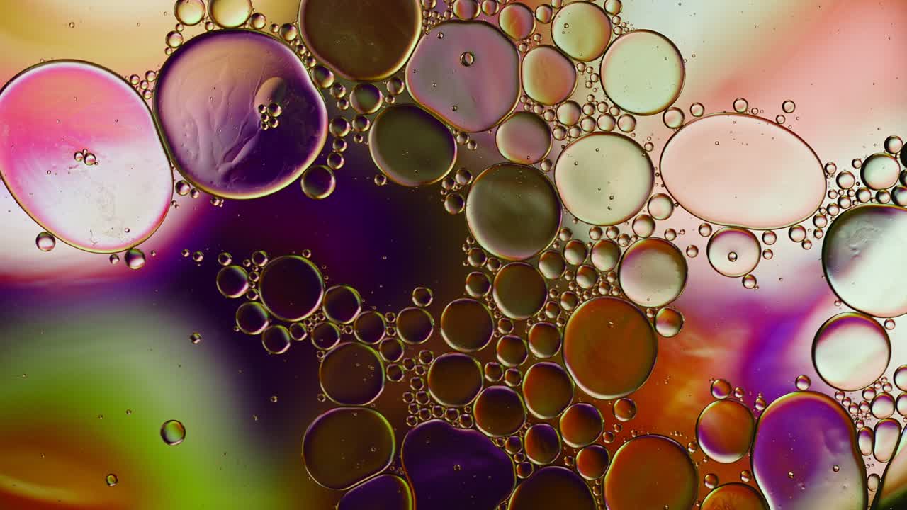 추상적인 다채로운 음식 기름 방울 거품과 구가 흐르고