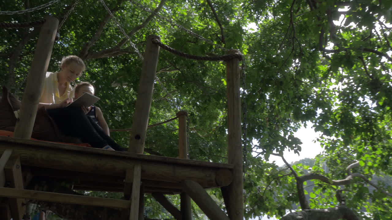 madre y hijo pasando tiempo con el cojín al aire libre