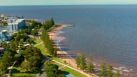 A-foreshore-or-beach-with-moving-waves,-Located-in-Brisbane,-Australia