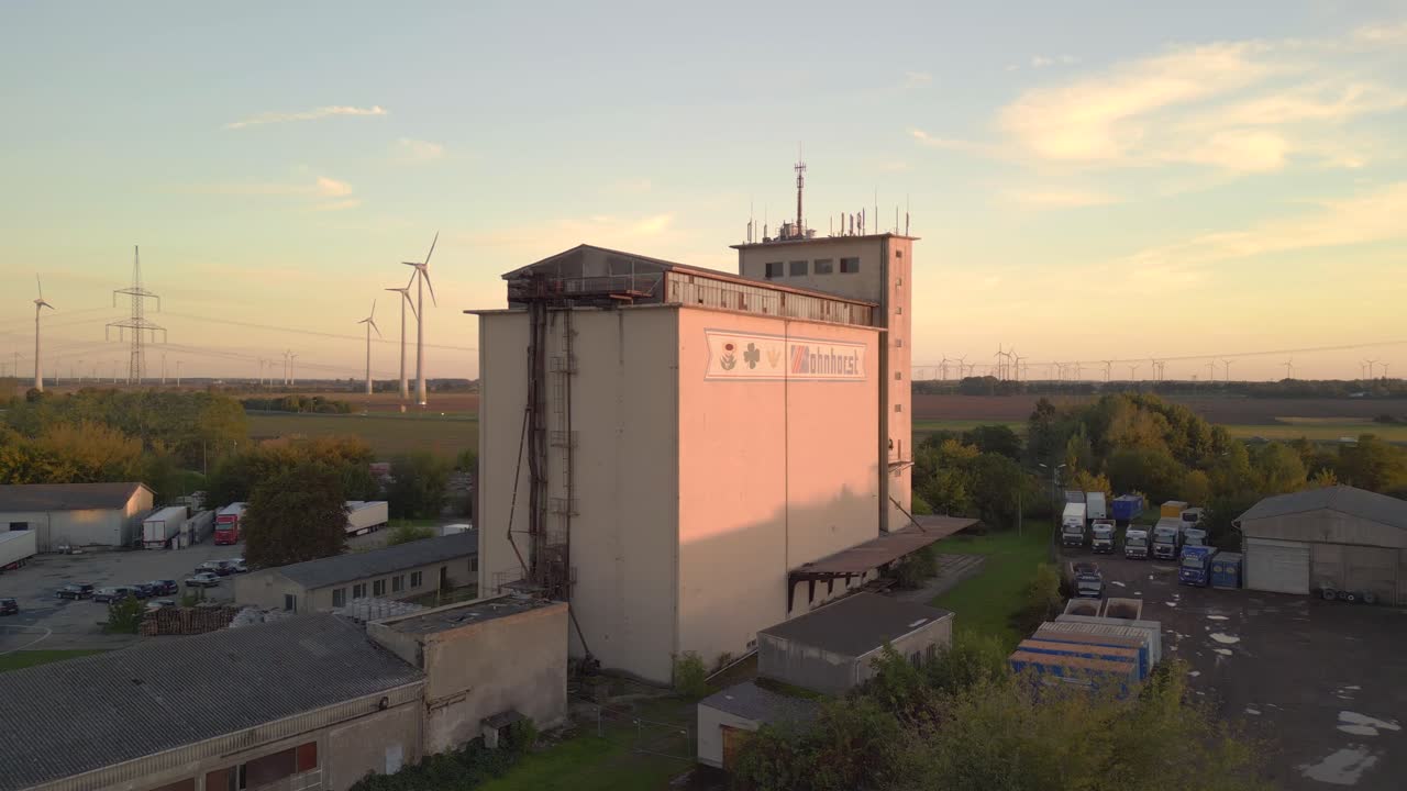 hermosa vista aérea vuelo ascendente drone de una antigua fábrica abandonada en brandenburg gdr alemania oriental en la hora dorada del verano 2022