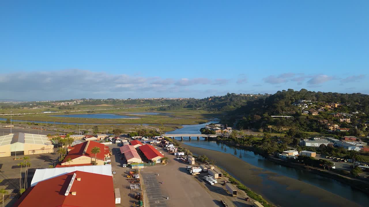 미국 캘리포니아 주 델 마르 의 강 과 다리 위 의 공중 사진 - 드론 촬영