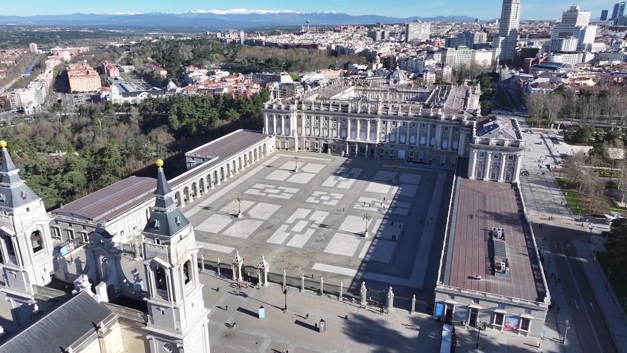 Palazzo Reale di Madrid in Spagna. Paesaggio di edifici medievali. Quartiere del centro. Scenario della capitale. Palazzo Reale di Madrid in Spagna. Bellissimo paesaggio urbano.