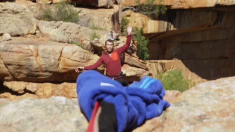 montañero caminando en la cuerda 4k
