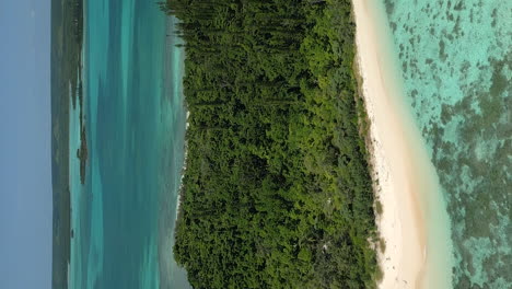 Orbiting-the-Ilot-Moro-of-the-Isle-of-Pines-archipelago---vertical-aerial