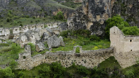 ruinas en la cima del acantilado de high gorge en el parque natural hoces del rio duraton en españa