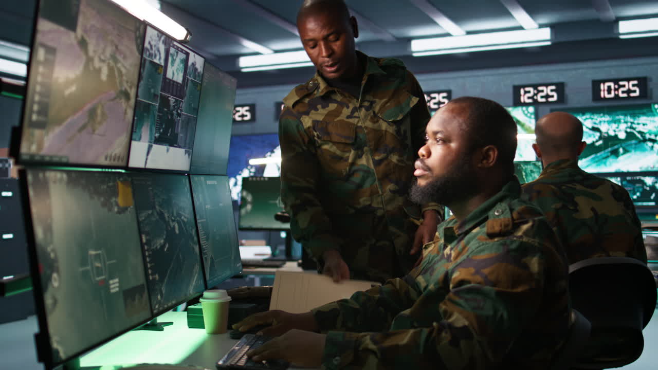 equipo de especialistas militares haciendo una lluvia de ideas, utilizando equipos de radar