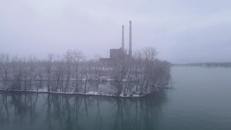 río detroit y silueta de la chimenea de la central eléctrica de carbón, vista aérea