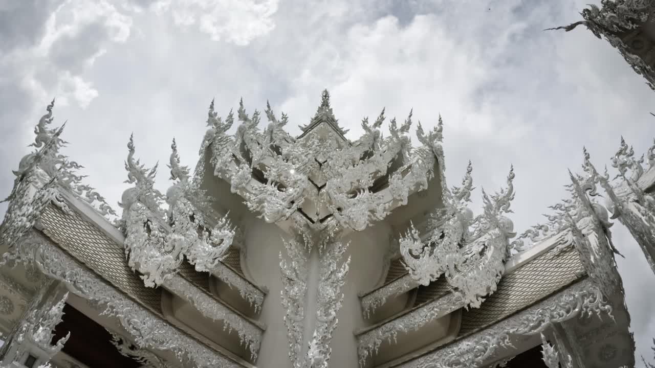 архитектура здания белого храма в чианг раи таиланд