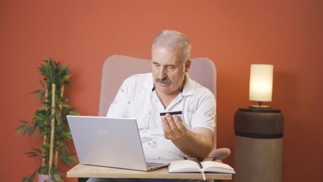 Alter-Mann,-Der-Vom-Laptop-Aus-Einkauft.