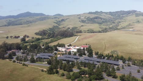 Wide-panning-aerial-shot-of-the-Hearst-Castle-Visitor-Center-in-San-Simeon,-California