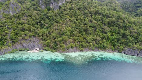 Basic-fisherman-hut-isolated-on-sea-shore-of-lush-tropical-island,-Philippines