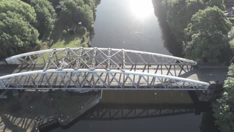 Antena-Escénica-Que-Se-Eleva-Por-Encima-De-La-Antigua-Pasarela-De-Tráfico-Arqueada-De-Acero-Sobre-El-Canal-De-Barcos-De-Manchester-Al-Amanecer.