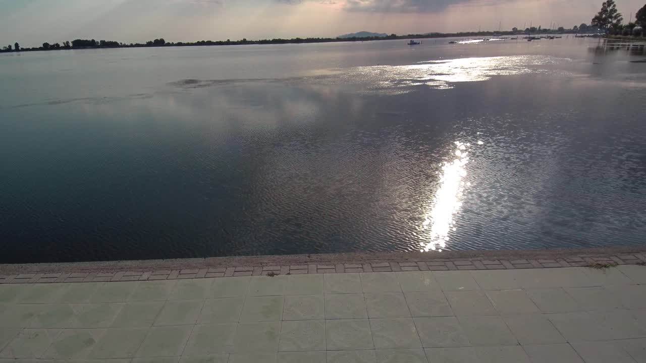 contaminación del agua con el reflejo del sol en el agua gris