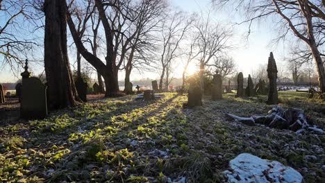 Fliegender-Fpv-Um-Grabsteine-Im-Verschneiten-Herbst-Sonnenaufgang-Kirchhof-Friedhof-Während-Der-Goldenen-Stunde