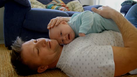 padre jugando con su bebé en la sala de estar 4k