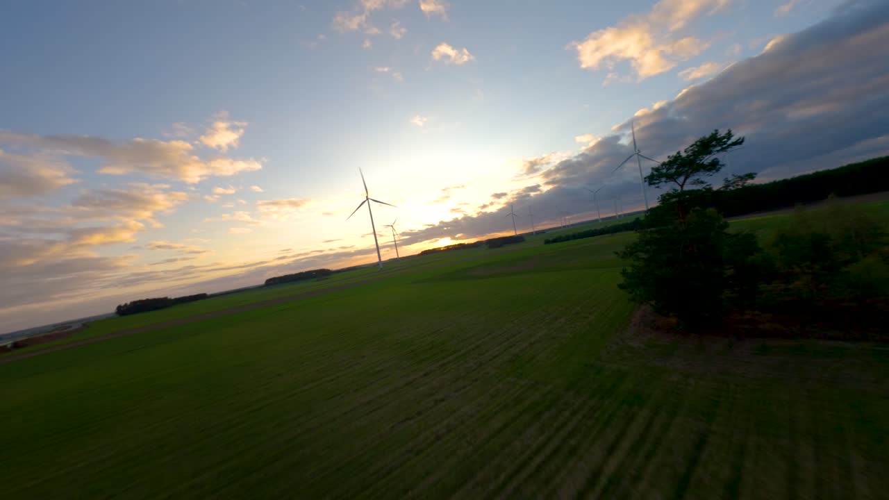 풍력 터빈으로 날아가는 fpv 레이스 드론