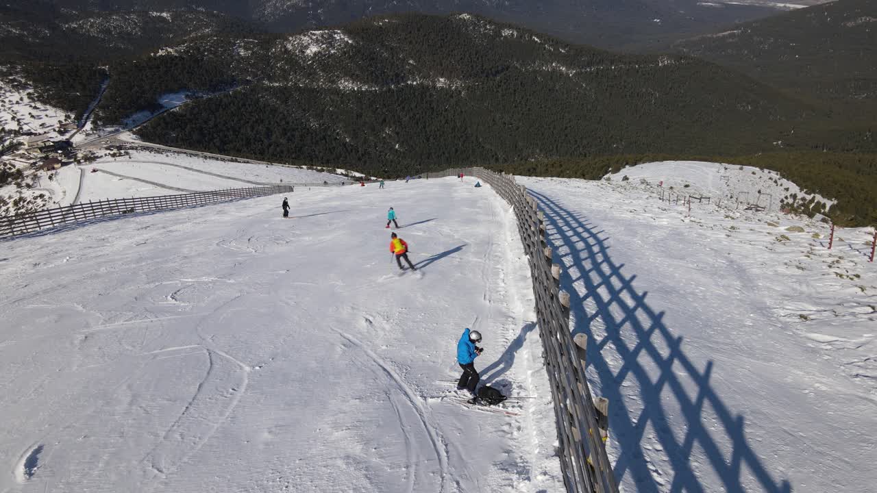 스키 슬로프에서 사람이 멈췄다