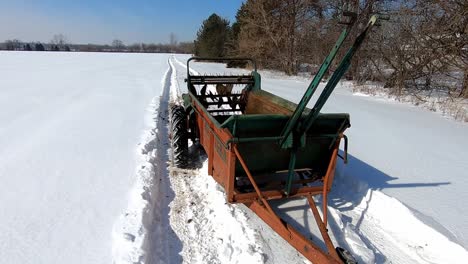 Ziehen-Eines-Alten-Miststreuers-Auf-Verschneiter-Landschaft-Im-Winter