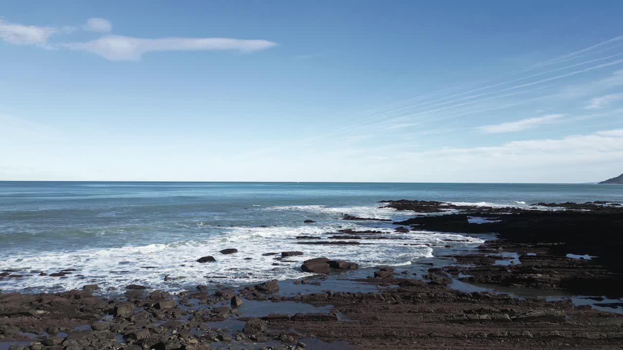 Majestätische Küstenlandschaft am Sakoneta Strand in Spanien, mit den berühmten Flysch-Felsformationen, die sich unter einem klaren blauen Himmel an einem wunderschönen sonnigen Tag in die Kantabrische See erstrecken.