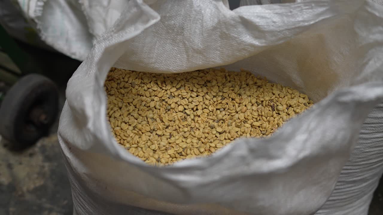 bolsa con café adentro, bolsas de café, industria del café, industria del café, bolsas blancas, costa rica, industria