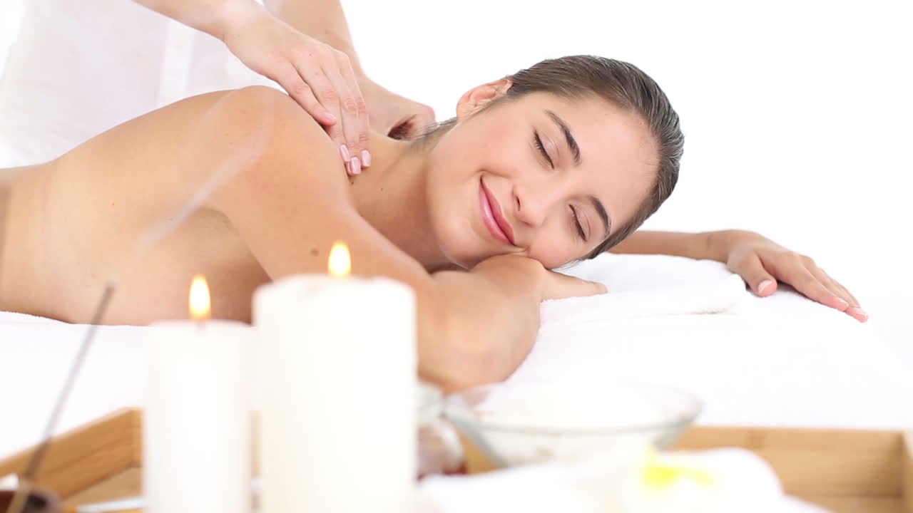 una morena disfrutando de un buen masaje.