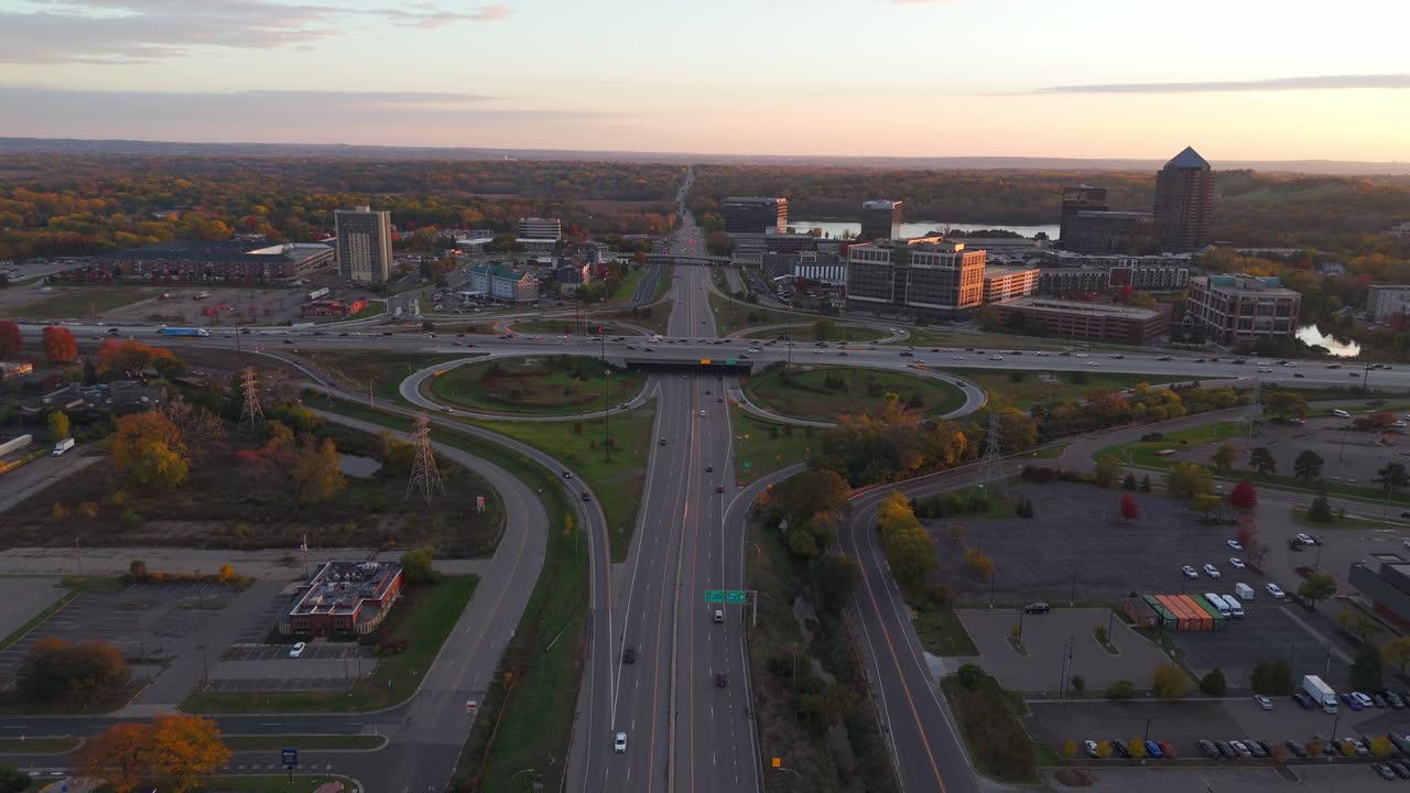 Bloomington, Minnesota’da sonbahar renklerinin ışıldadığı bir otobanın sonbahar akşamı hava çekimi