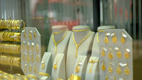 Im-Schaufenster-Des-Juweliergeschäfts-Liegen-Goldene-Ohrringe-Und-Schmuck