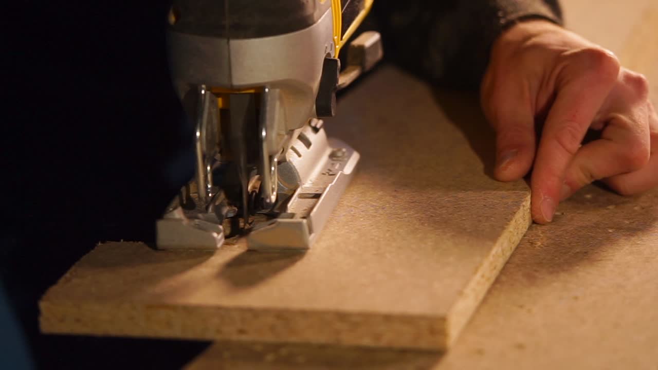 usando un rompecabezas para cortar madera