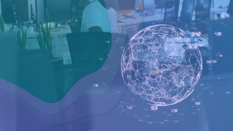 animación de un globo giratorio y procesamiento de datos sobre un hombre de negocios en el escritorio usando una computadora