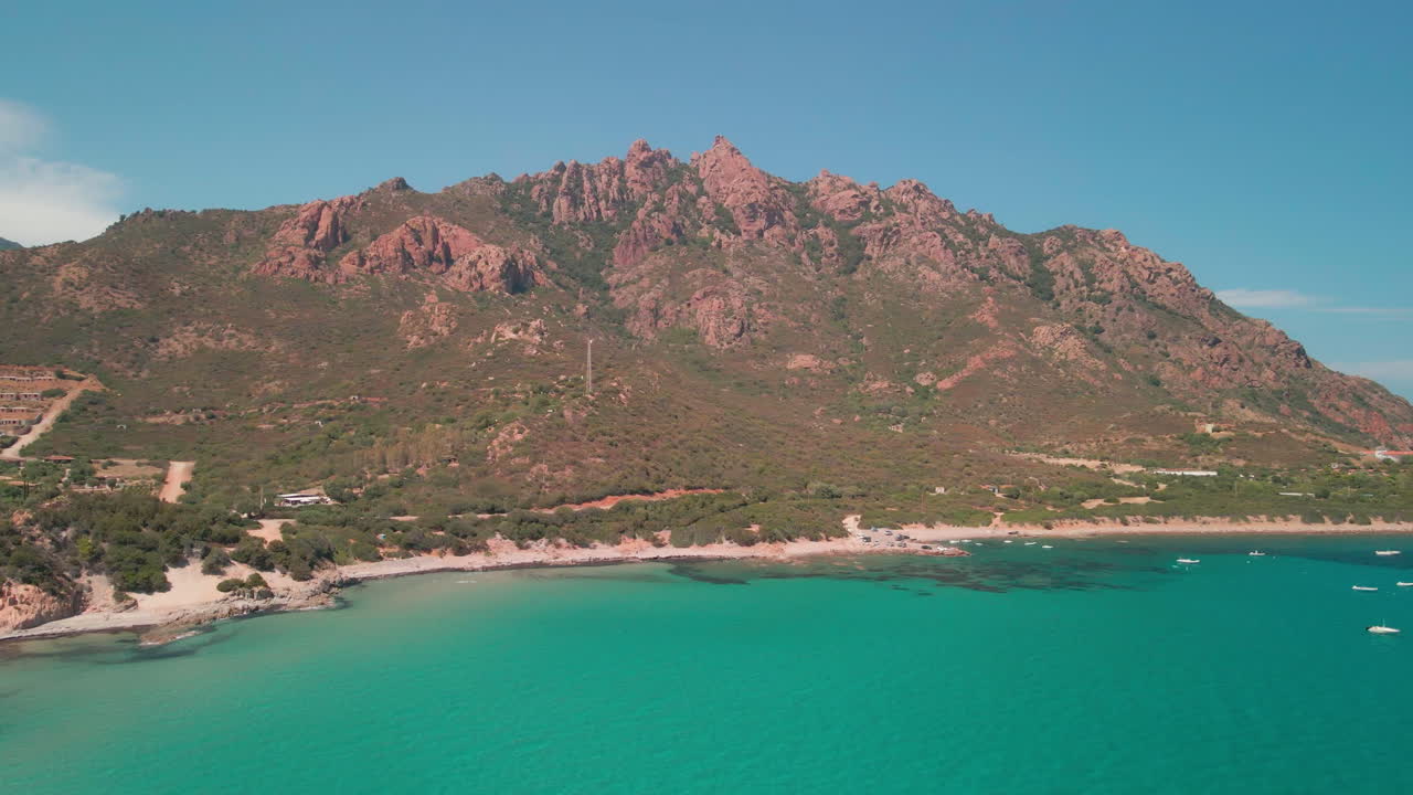 costa idílica con mar azul tropical y montañas rocosas mediterráneas durante el verano en cerdeña, italia - tiro aéreo, amplio