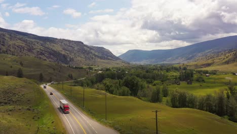 Die-Majestätische-Route:-Ein-Blick-Aus-Der-Vogelperspektive-Auf-Den-Highway-95,-Der-An-Den-Grünen-Feldern-Von-Clinton-Entlangführt