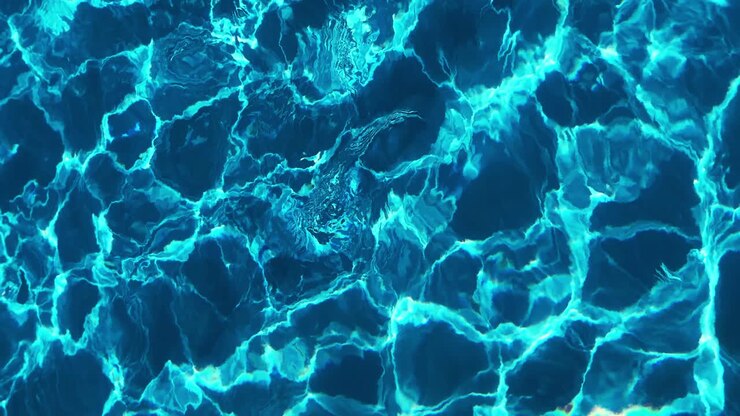 Acqua azzurra cristallina in piscina con riflessi di luce. Slow motion.