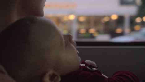 Madre-E-Hija-En-El-Asiento-Trasero-De-Un-Auto