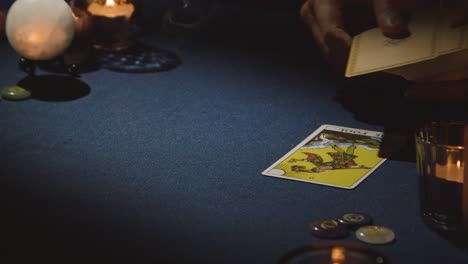 Nahaufnahme-Einer-Frau,-Die-Karten-Für-Die-Tarot-Lesung-Auf-Einem-Tisch-Bei-Kerzenschein-Auslegt