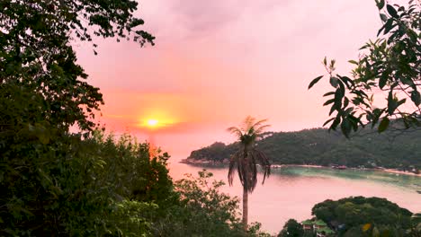 Colorful-Sunset-Shining-Over-The-Beach,-Ocean,-And-Forest-By-The-Mountains-From-The-John-Suwan-Viewpoint-In-Ko-Tao,-Thailand-During-Summer