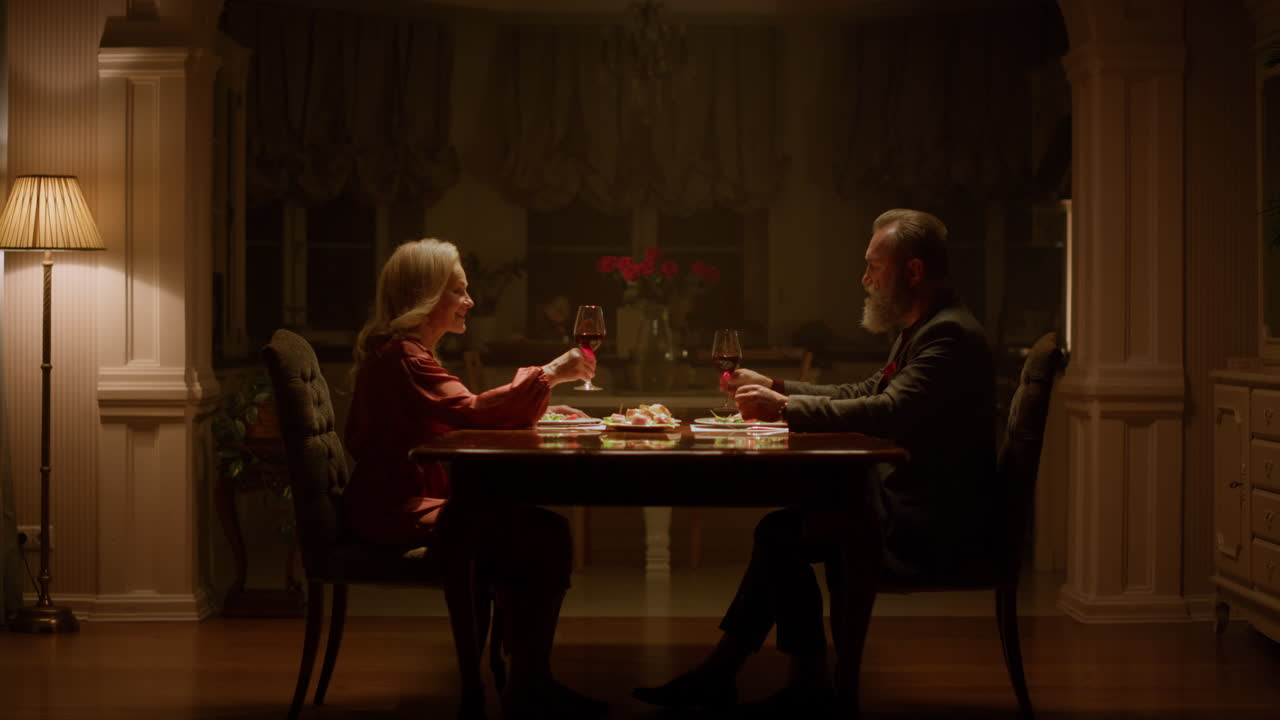 una noche de cena romántica para una vieja pareja de amor. una cita romántica en un restaurante.