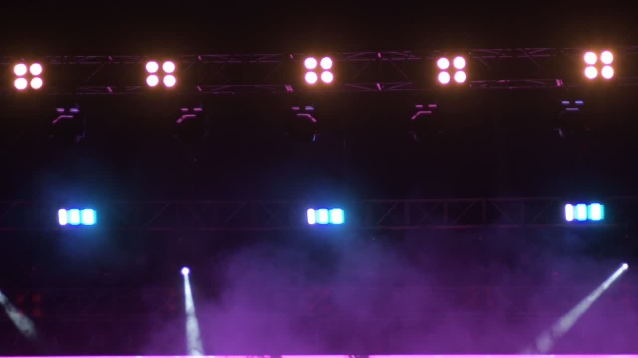 las luces del escenario batiendo en un concierto de rock