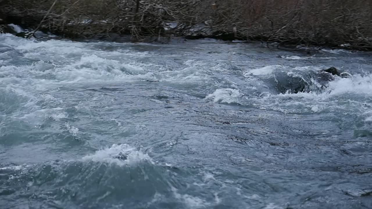 서서히 움직이는 격동의 강, 오후의 끝.
