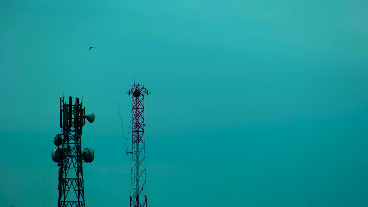 torre de la red de telecomunicaciones en el clima sombrío del monzón contra el fondo azul del cielo