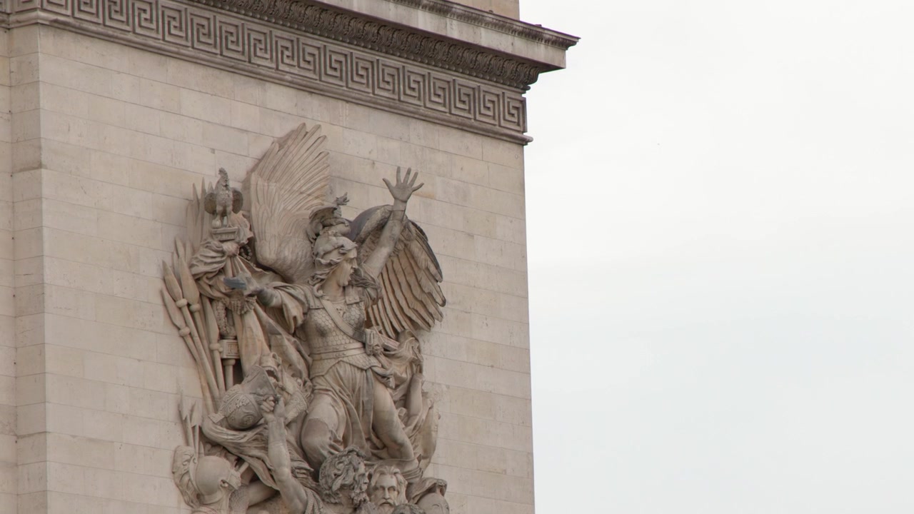 Primo piano di intricati intagli in rilievo in pietra sul monumento dell'Arco di Trionfo a Parigi